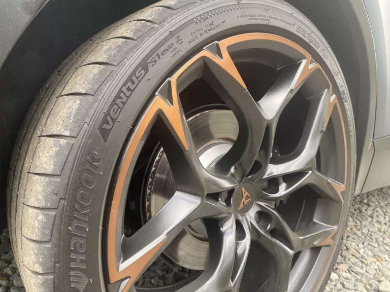A Hankook nyári gumiabroncsainak megértése: Ventus, Kinergy és ION modellek
